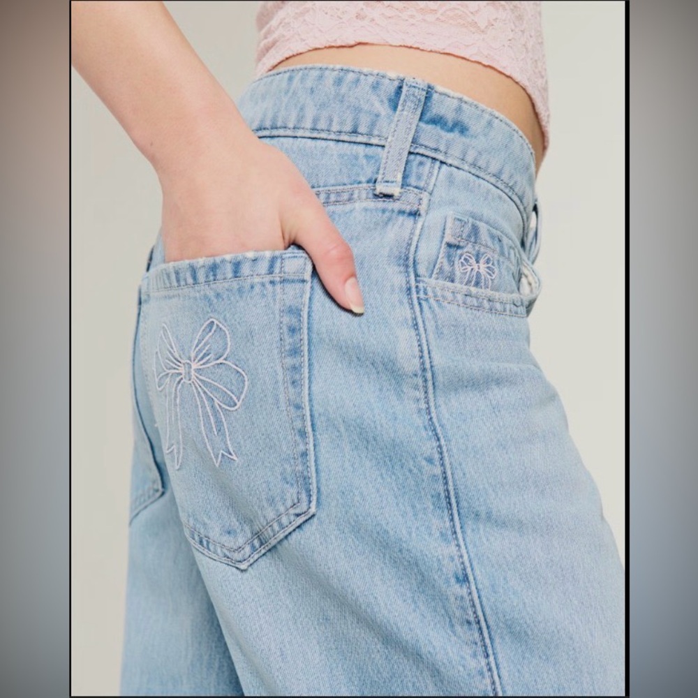 Hollister Low-Rise Light Wash Embroidered Bows Light Wash Baggy Jeans